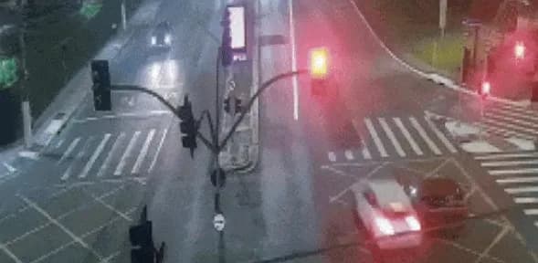 Vídeo: Jaguar avança no sinal vermelho e bate em carro de motorista de APP