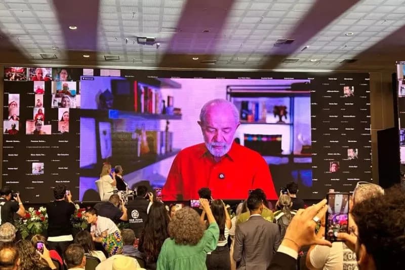 Lula admite erro na comunicação do governo e diz que fará “correções necessárias”