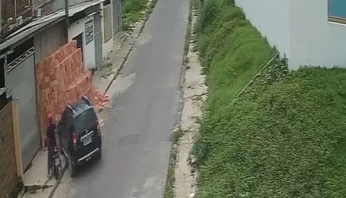 VÍDEO: motorista foge após bater em motociclista e derrubar tijolos em Manaus