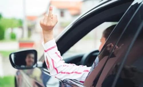 Comissão da Câmara aprova multa para motorista que exibir ‘cotoco’ e gesto obsceno no trânsito