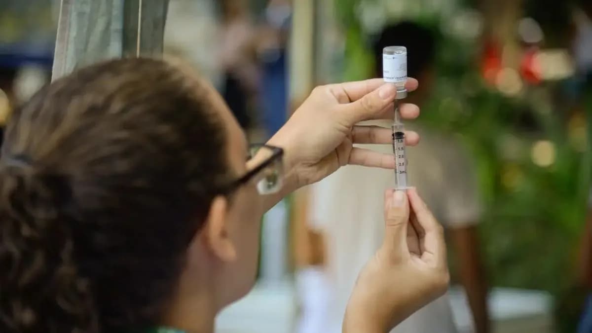 CNM aponta falta de vacinas em 65,8% dos municípios; governo federal nega carência