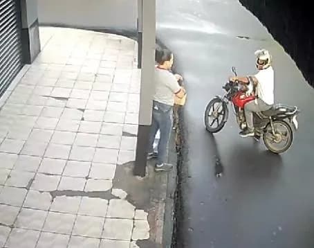 VÍDEO: Mulher fica sob a mira de revólver durante assalto em Manaus
