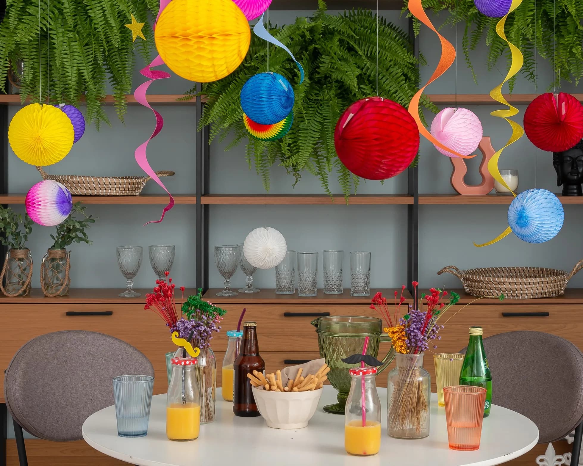 Decoração: Aprenda a fazer “lustres” de Carnaval sem gastar muito