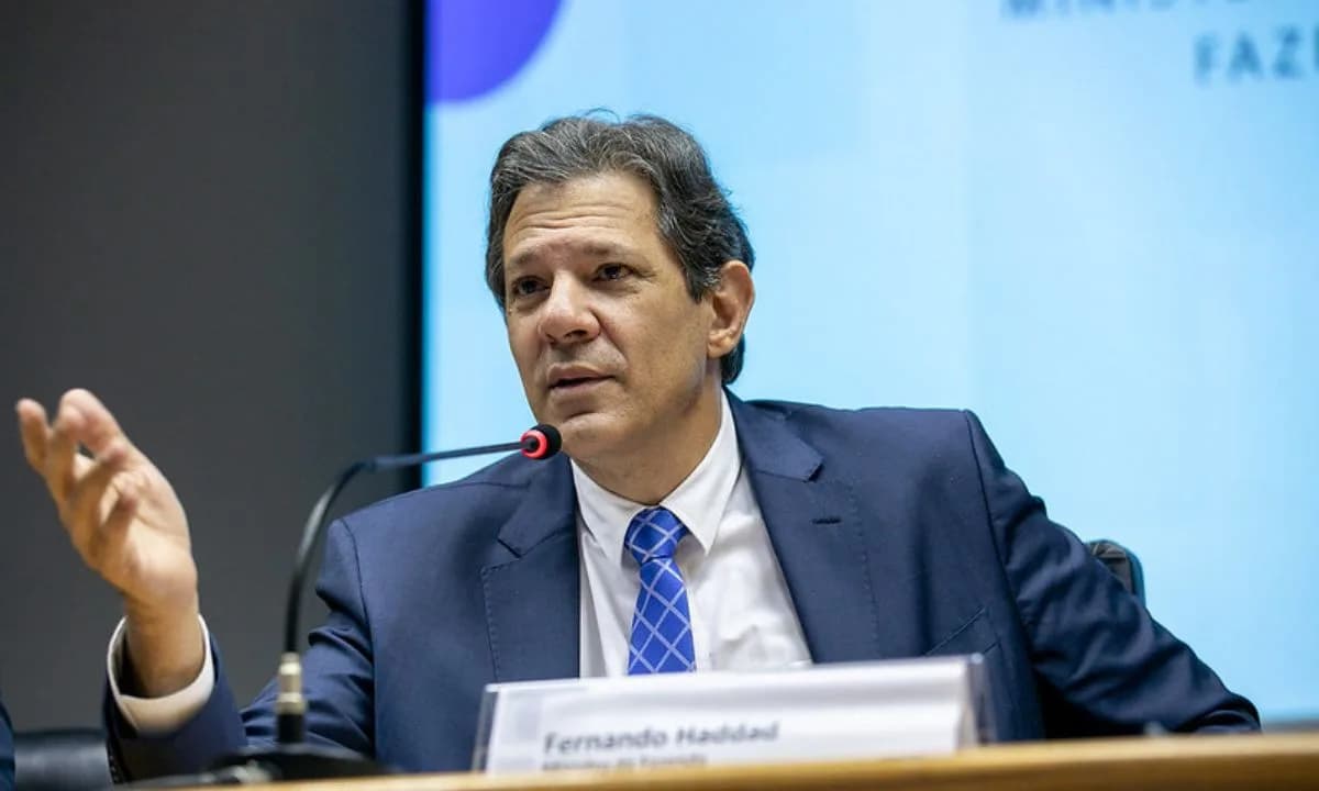 “Bolsonaro tem uma bronca com a Receita” acusa Fernando Haddad em entrevista