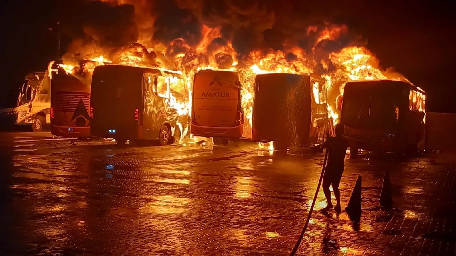 Vídeos: Mais de 20 ônibus são queimados nos últimos dias em Rondônia; Entenda