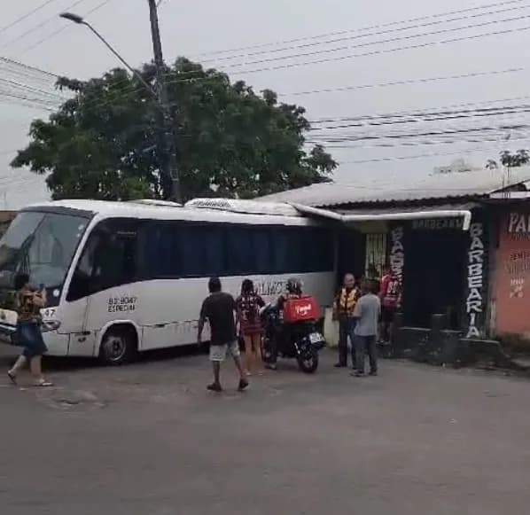 Micro-ônibus perde o controle e invade salão de beleza em Manaus