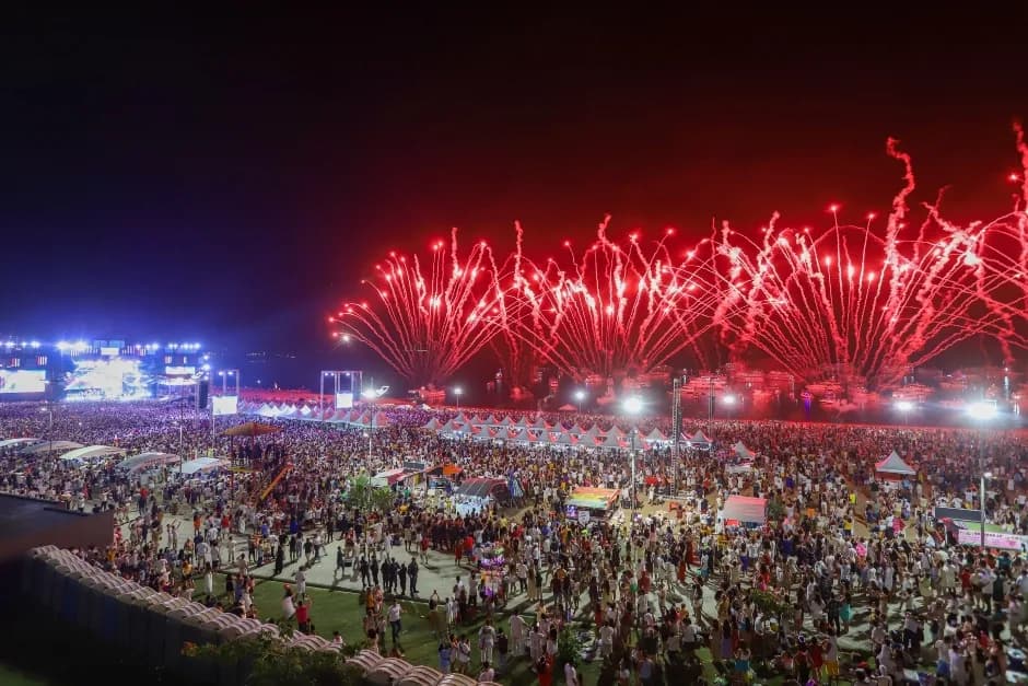 Cerca de 300 mil pessoas comemoram o réveillon na Ponta Negra, Largo e outros pontos de Manaus