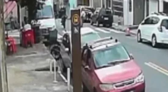 VÍDEO: Motociclista empina moto, perde o controle e mata homem, em SP