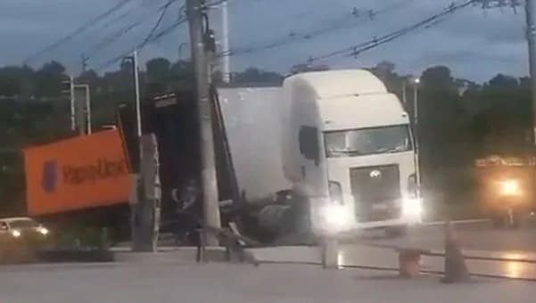 VÍDEO: container se desprende de carreta e deixa trânsito caótico em Manaus
