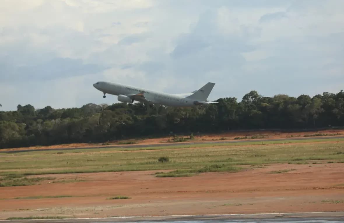 Avião da FAB com deportados dos EUA decola de Manaus para Belo Horizonte