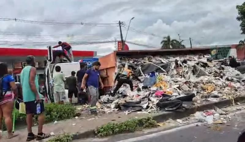 VIDEO: Caminhão com lixo tomba na Avenida Margarita em Manaus