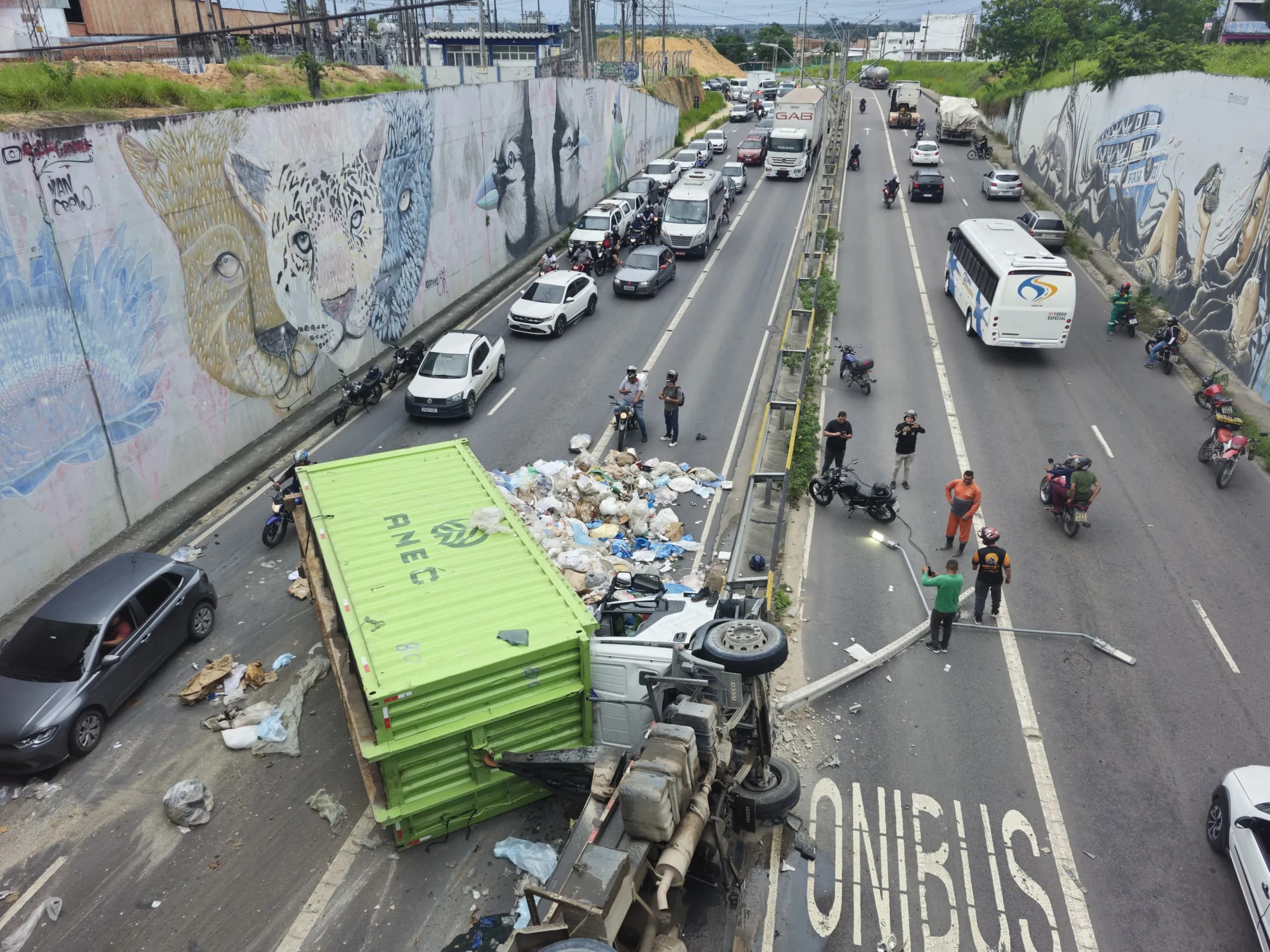 Motorista fica preso nas ferragens de carreta que tombou com lixo na Zona Norte