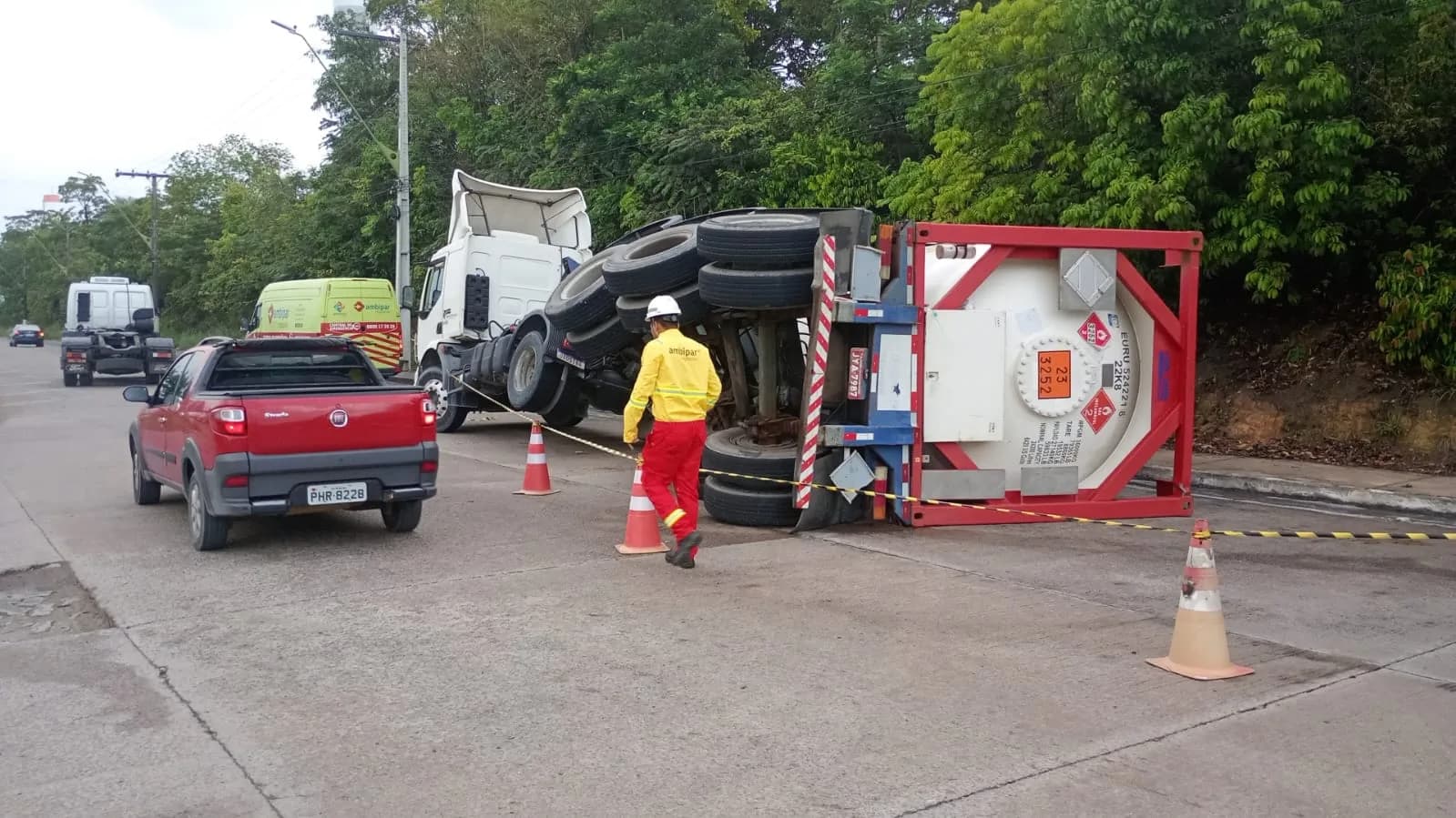 Carreta com gás tomba na Zona Leste de Manaus
