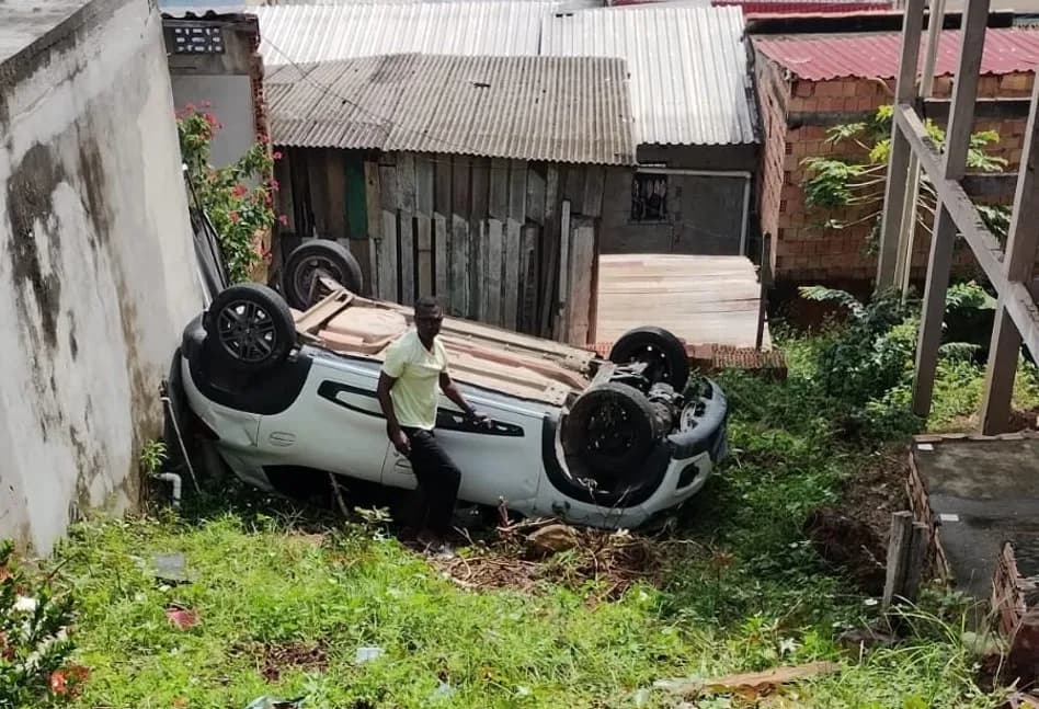 VÍDEO: Carro capota no São Jorge após manobra de motorista