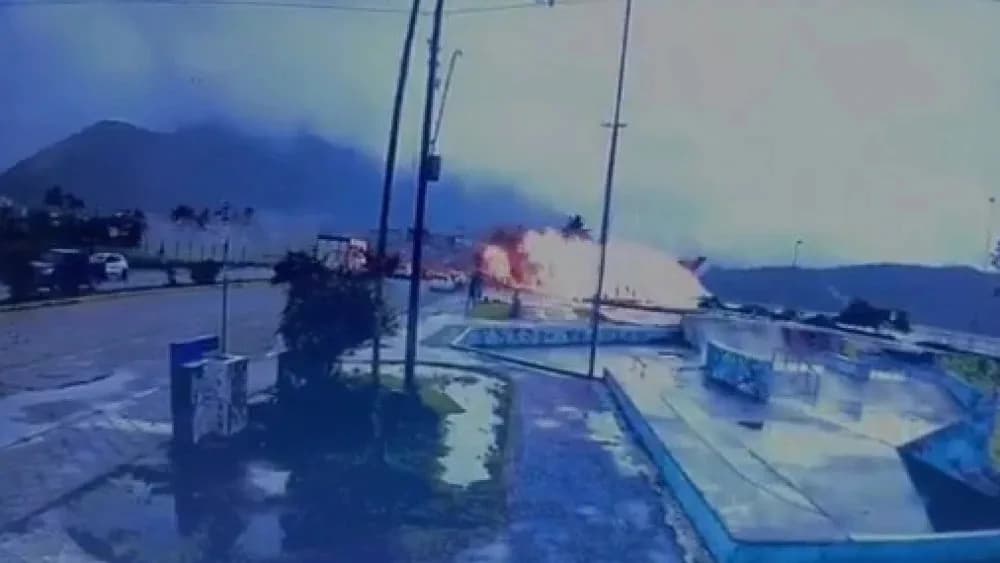 VÍDEOS: Avião de pequeno porte atravessa avenida e explode em Ubatuba (SP)