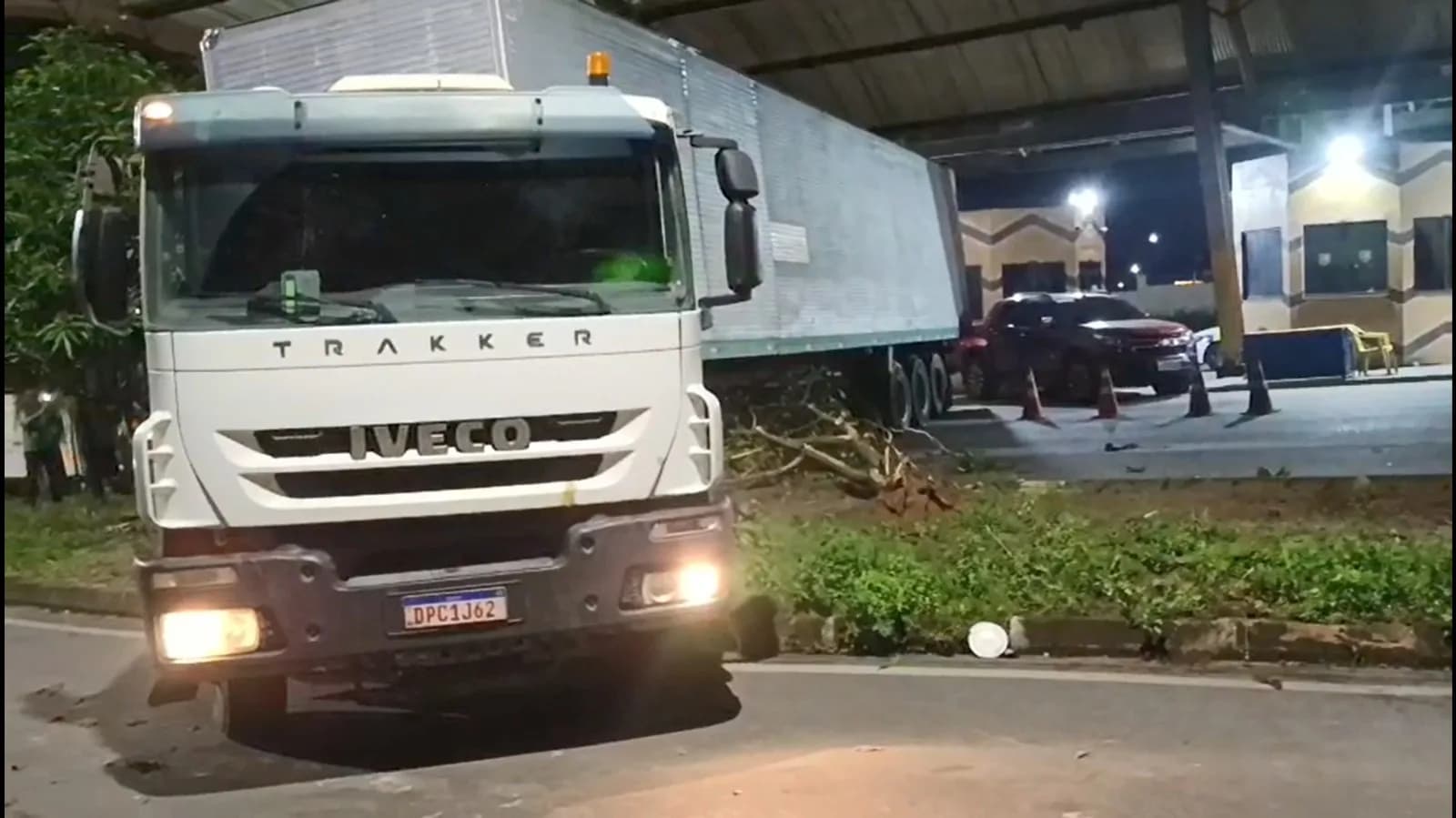 Carreta perde o controle e causa acidente na barreira de fiscalização em Manaus