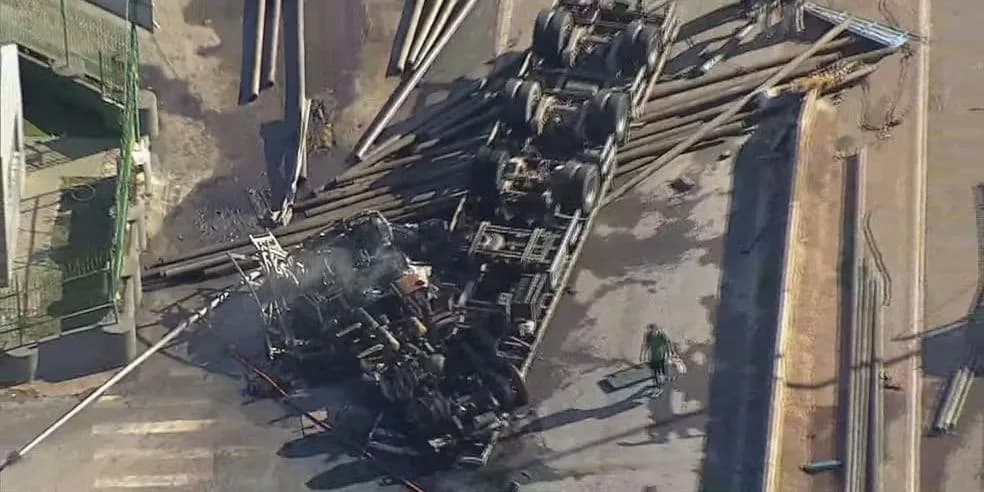 VÍDEOS: carreta tomba, pega fogo e motorista morre em rodovia de Minas Gerais