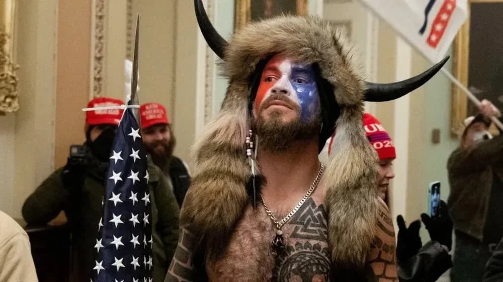 EUA: “Viking do Capitólio” diz que vai comprar armas após perdão de Trump
