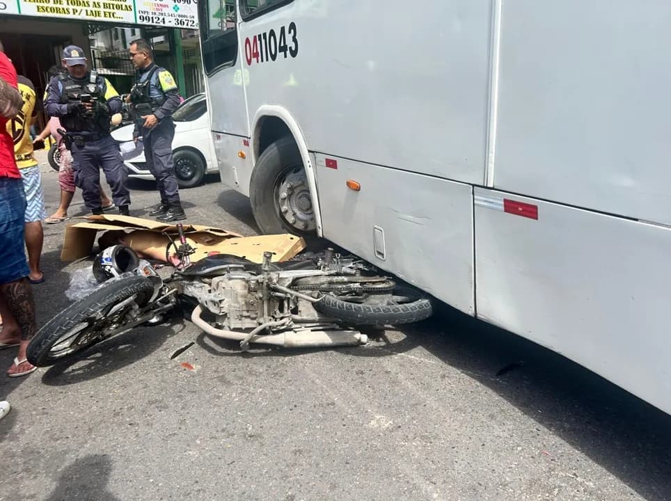 Mototaxista é esmagado por ônibus ao tentar fazer retorno em avenida de Manaus