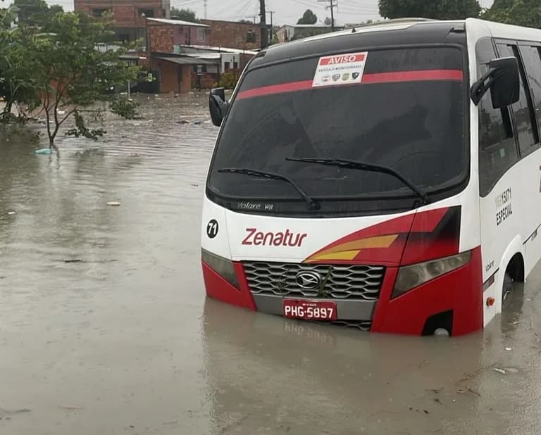 Passageiros ficam ilhados dentro de ônibus por causa de chuva em Manaus