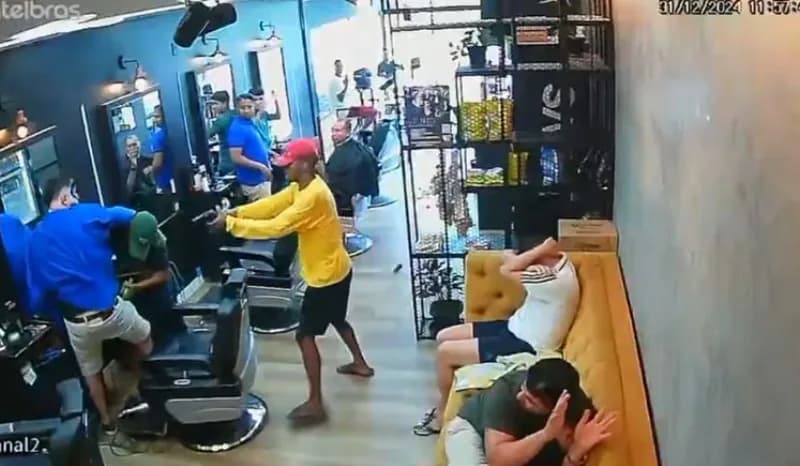 VÍDEO: Policial à paisana é baleado durante assalto em barbearia