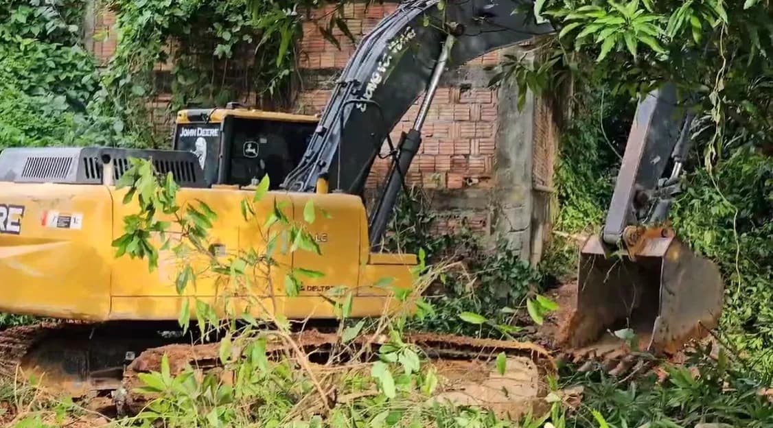 VIDEO: Retroescavadeira será utilizada para resgatar vítimas de deslizamento na Redenção