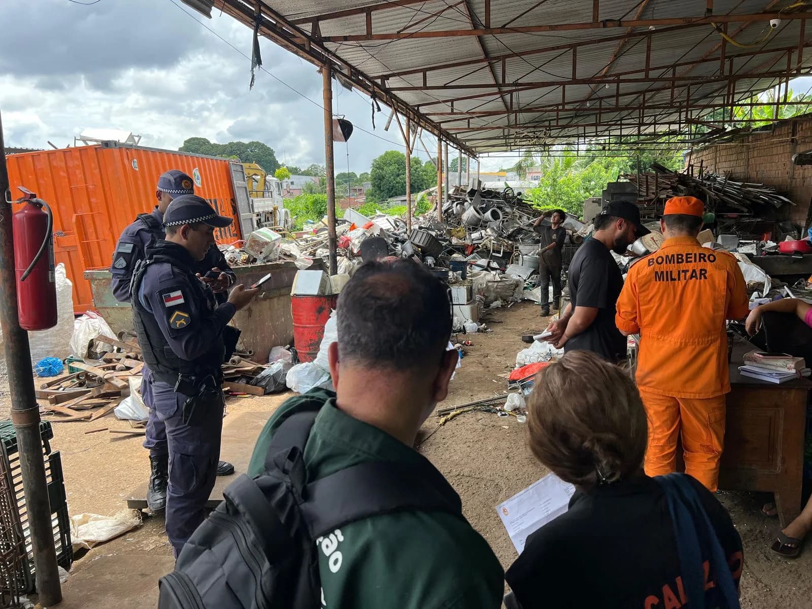 Fiscalização interdita empresas de sucatas no bairro Redenção em Manaus