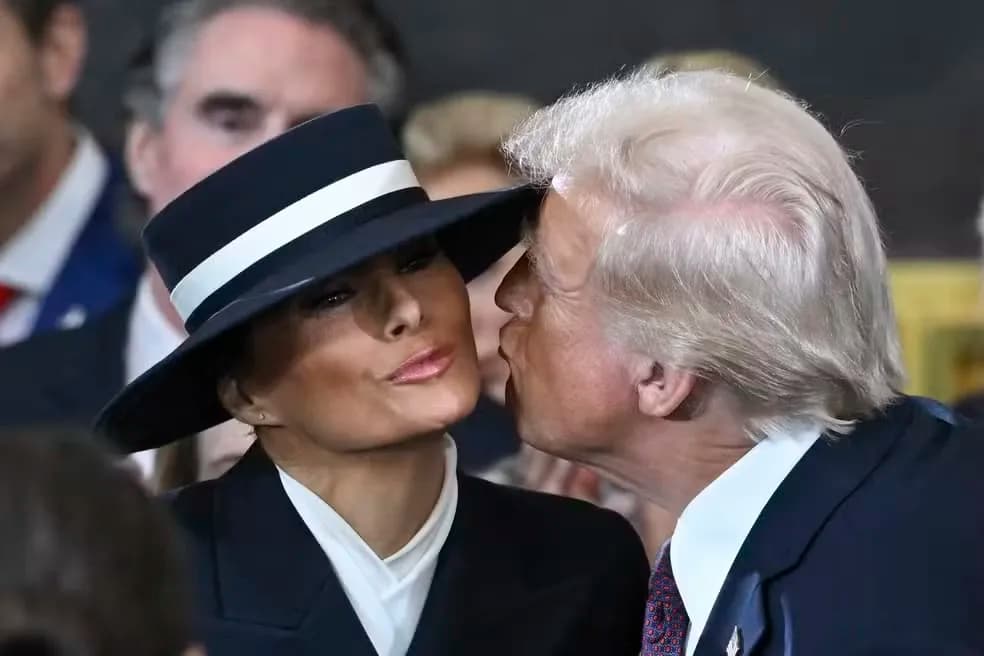 VÍDEO: Trump não consegue beijar primeira-dama em cerimônia de posse