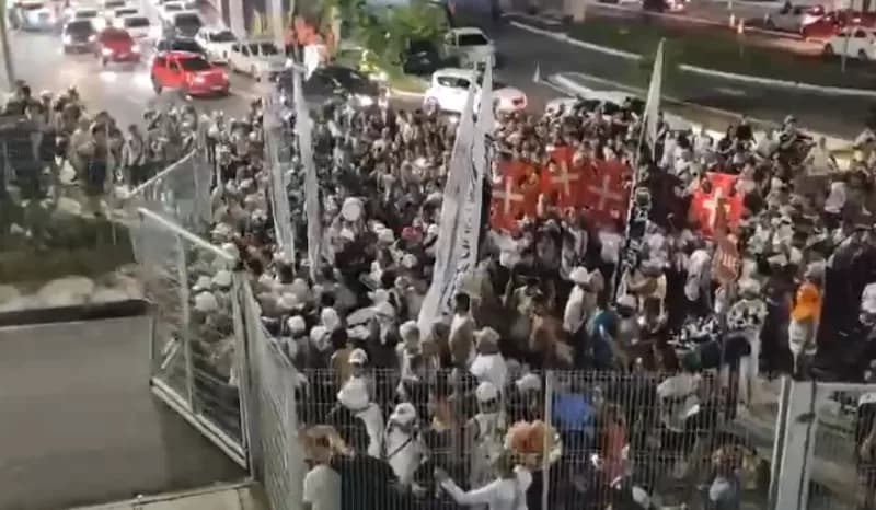 VÍDEO: Torcedores do Vasco derrubam portão da Arena da Amazônia antes de jogo