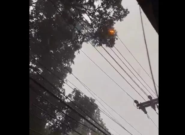 VÍDEO: Fios de energia pegam fogo durante forte chuva em Manaus