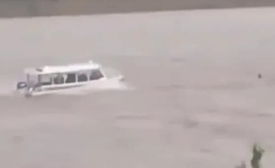 Mergulhadores buscam por professor desaparecido em naufrágio no Amazonas