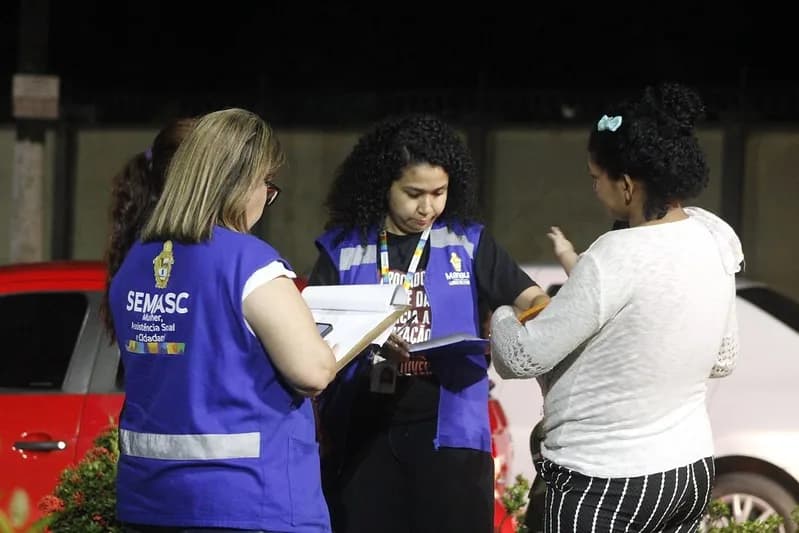 Mais de 10 crianças são resgatadas em fiscalizações para coibir mendicância em semáforos de Manaus