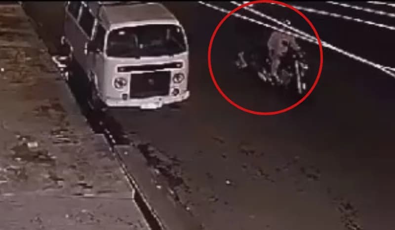 VÍDEO: criminosos furtam kombi em Manaus