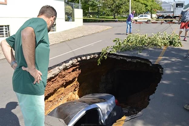 Buracos em via pública danificaram seu veículo? Veja como pedir reparação nesse caso!