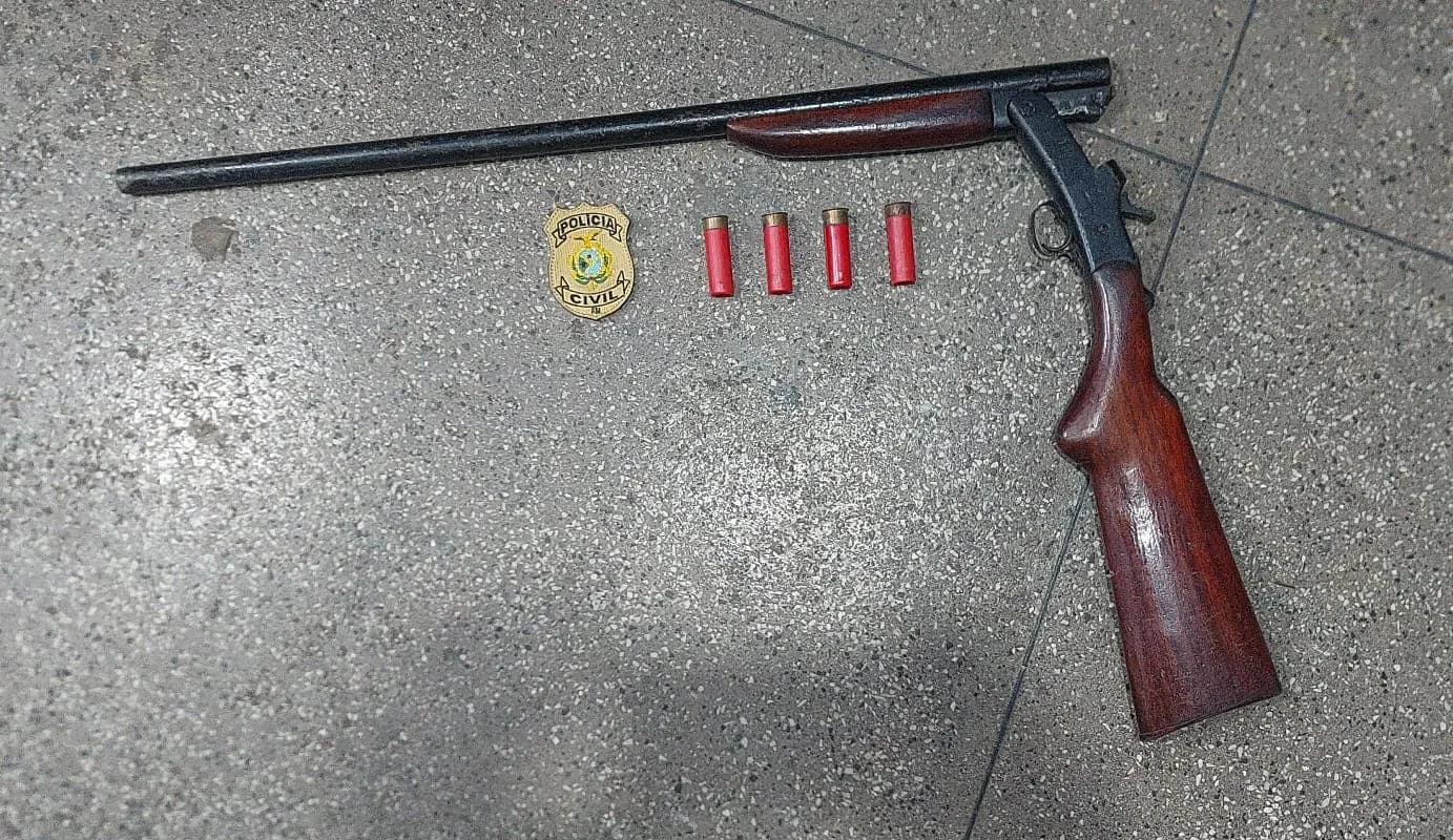 Homem agride e ameaça com espingarda namorada do pai em Uarini