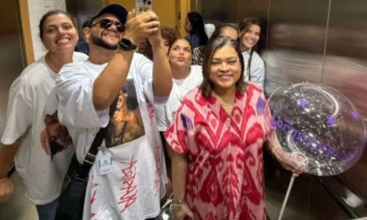 VÍDEO: Sob aplausos, Preta Gil deixa hospital após dois meses de internação