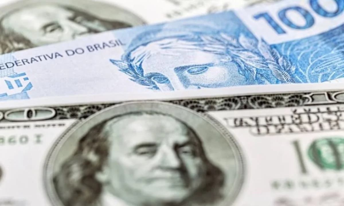 Mesmo oscilando, dólar fecha em leve queda e Ibovespa opera em alta