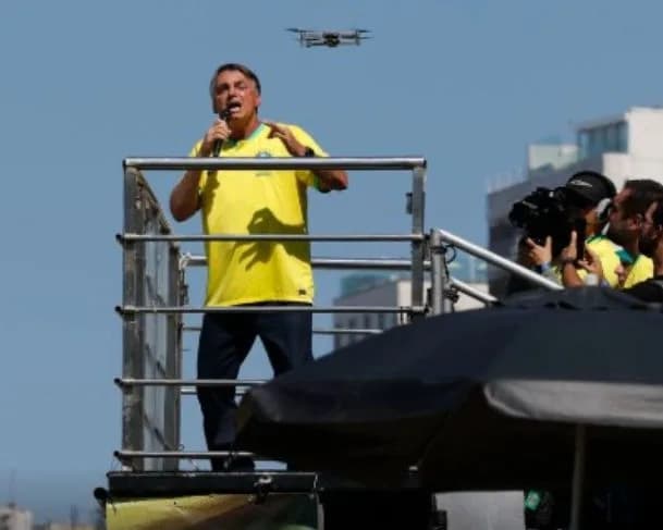 Bolsonaro teria pensado em fugir do país, mas garante permanência para julgamento, diz colunista