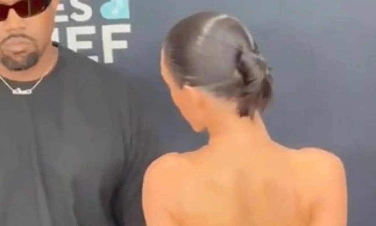 VÍDEO: ‘Nua e charmosa’, saiba quem é a esposa de Kanye West que causou no Grammy 2025