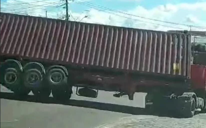 VÍDEO: Carreta tomba no Porto Chibatão, em Manaus