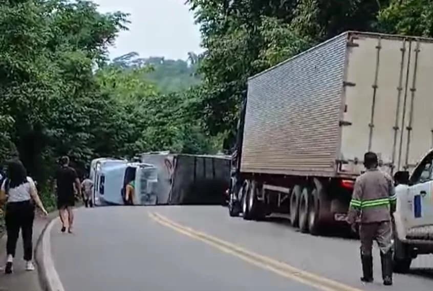 VÍDEOS: Carreta tomba na BR-174 e bloqueia rodovia