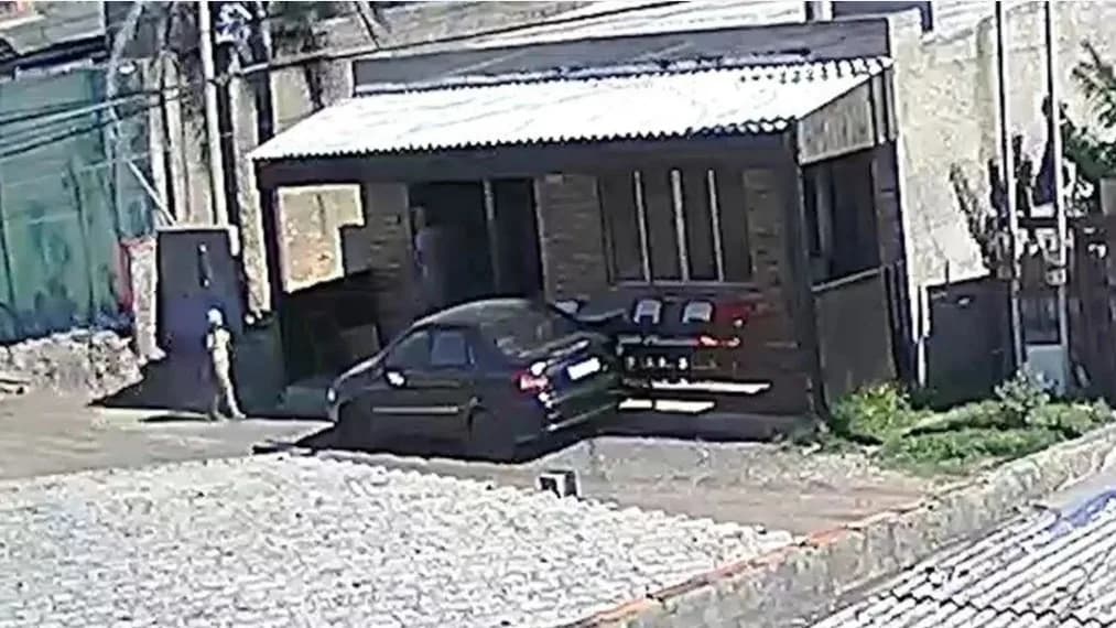 VÍDEO: Imagens mostram momento em que menina entra no local onde foi mantida em cativeiro em Tramandaí