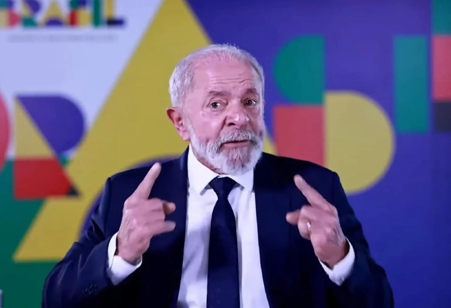 Lula apresenta medida que isenta conta de luz dos mais pobres