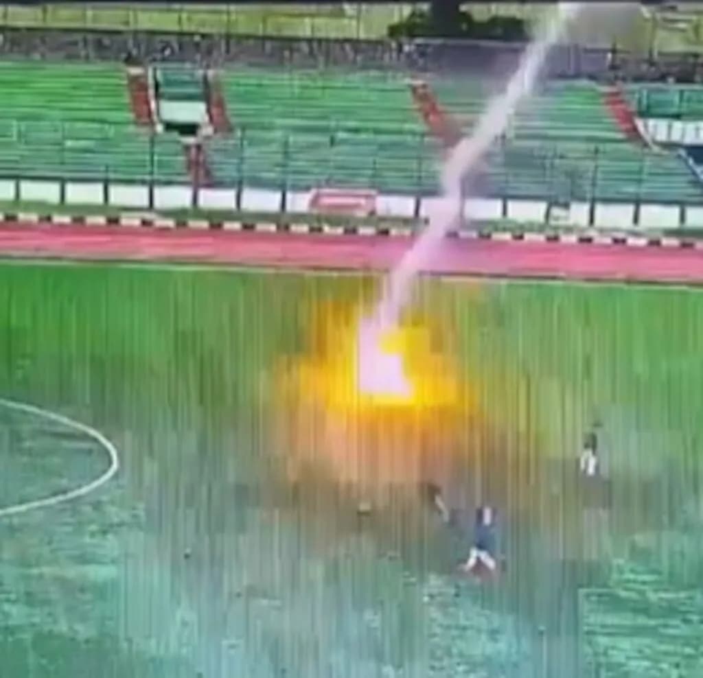 Raio atinge jogadoras de futebol na Colômbia e deixa quatro mortos