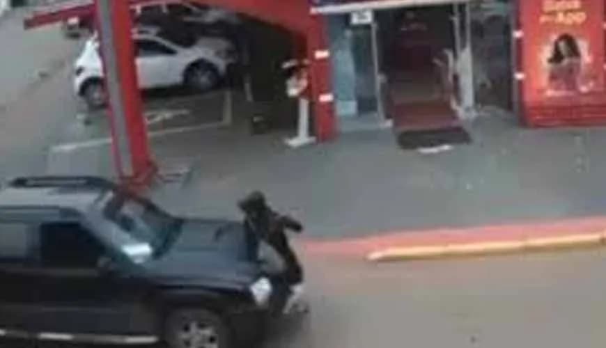 Mulher desvia de carro e é atropelada por outro em MT