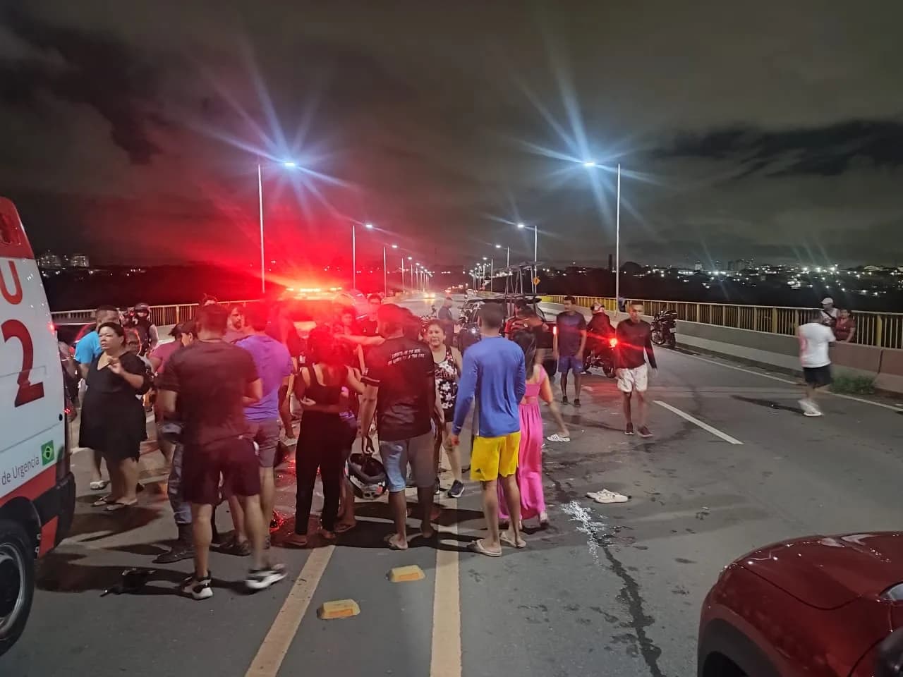 VÍDEOS: Acidente na Ponte Rio Negro deixa pessoas feridas