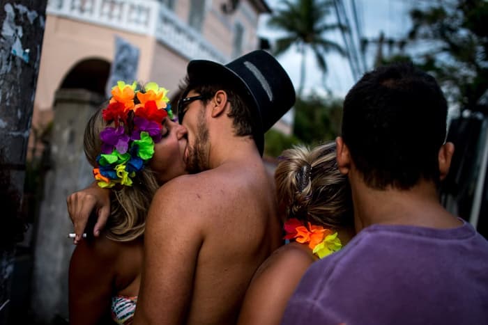 Vai beijar na boca no Carnaval? Saiba como se proteger na folia