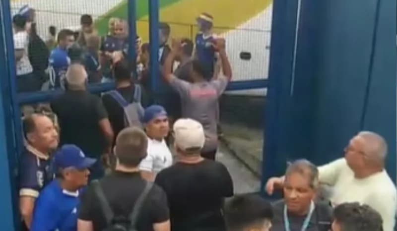 VÍDEO: torcida do Nacional tenta invadir vestiário após eliminação no Barezão