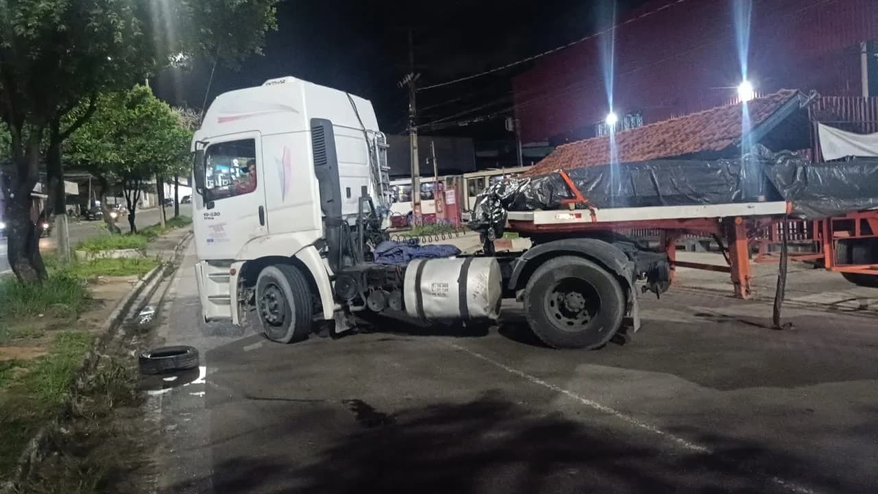 VÍDEO: Carreta em pane prejudica trânsito na Avenida Noel Nutels em Manaus
