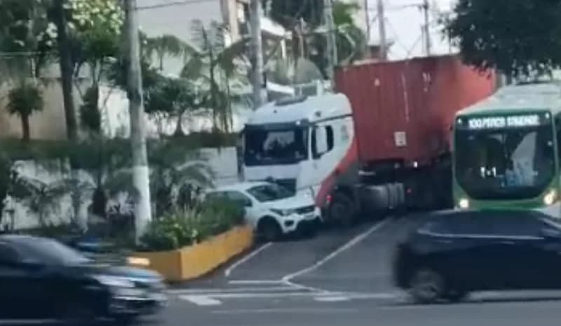 VÍDEO: Carreta colide com carro no Parque 10 em Manaus